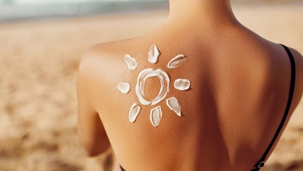 Dermatólogo entrega recomendaciones para cuidar la piel del sol y disfrutar del verano